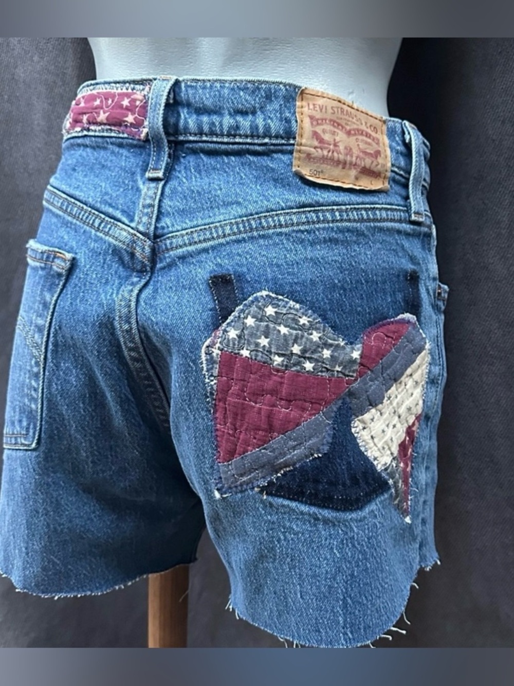Levis 501 appliqué cut off shorts 28” patriotic Americans women’s - Picture 4 of 10